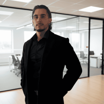 Le Cercle Pro : le Réseau d'Affaires qui joue collectif. Dirigeants et Entrepreneurs se réunissent chaque mois pour générer du business, nouer des partenariats durables et créer de belles opportunités. Quand l’esprit d’équipe devient une stratégie de réussite. Linas-Montlhéry - 91 | https://lecerclepro.fr - Membre : Nathan TRAISNEL - Président - ALL PLACE WORKING - Centre d'Affaires & Espaces Professionnels - www.allplaceworking.fr